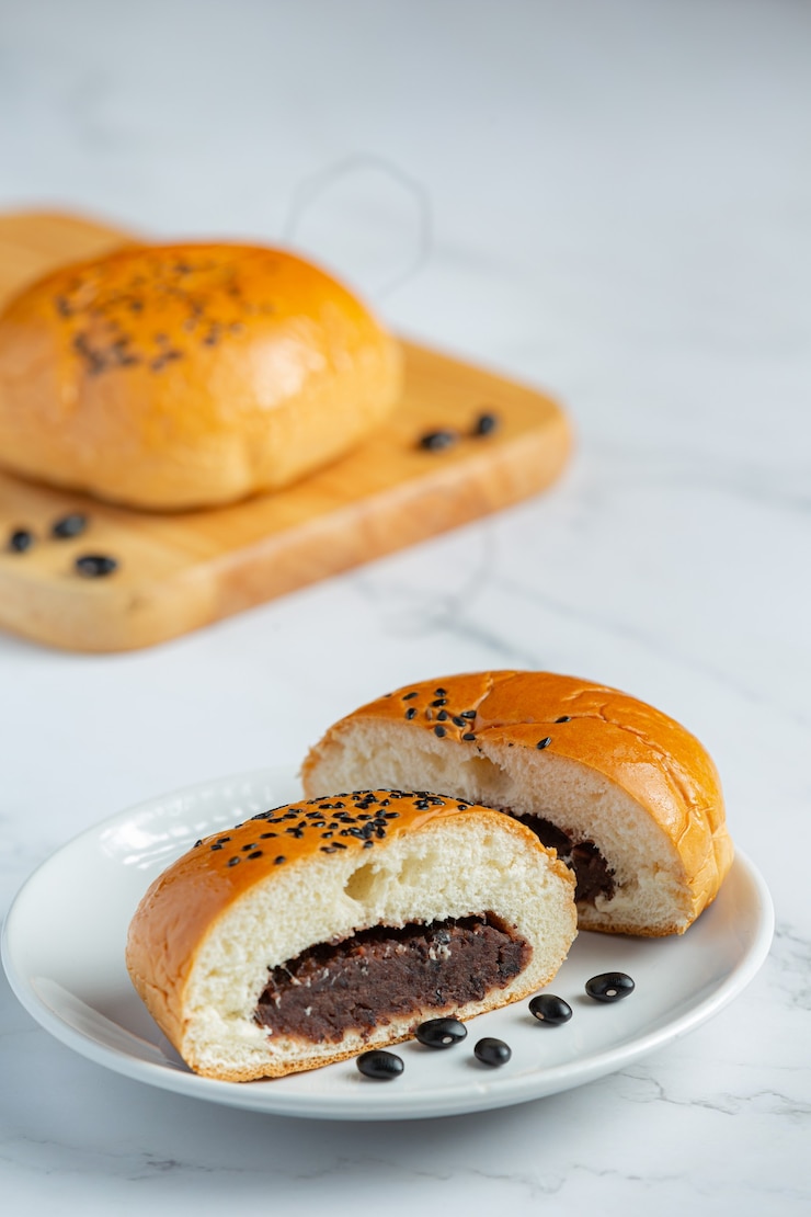 Free Photo baked black bean paste buns put on white bowl