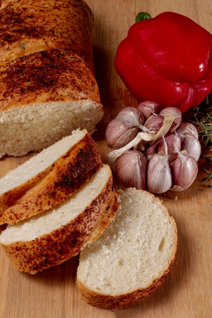 Free photo baked bread with pepper and garlic