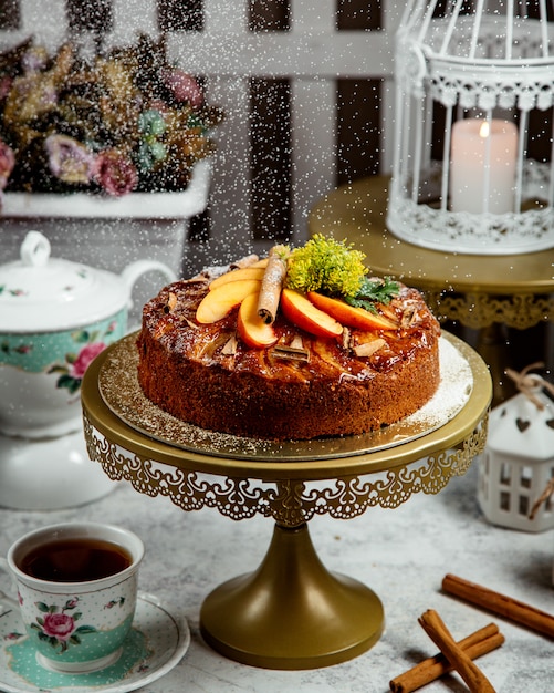 Бесплатное фото Запеченный пирог с фруктами и корицей на вершине