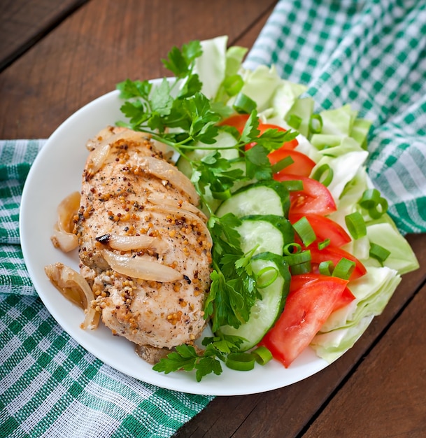 Foto gratuita petto di pollo al forno e verdure fresche sul piatto