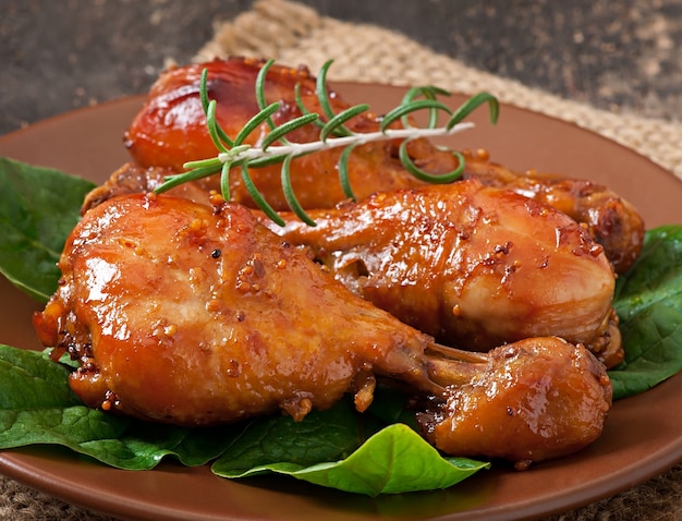 Free photo baked chicken drumsticks in honey-mustard marinade