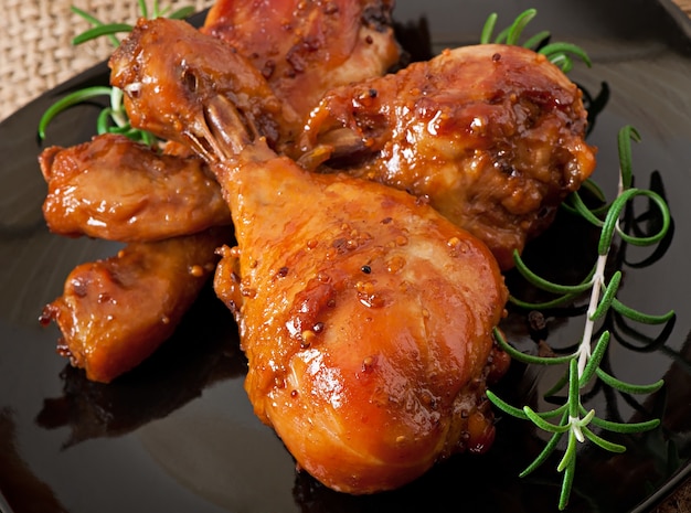 Free photo baked chicken drumsticks in honey-mustard marinade