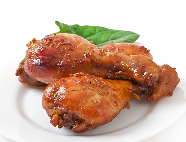 Free photo baked chicken drumsticks in honey-mustard marinade