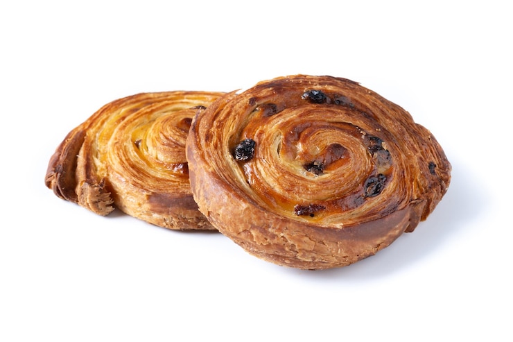 Free Photo baked cinnamon buns isolated on white background