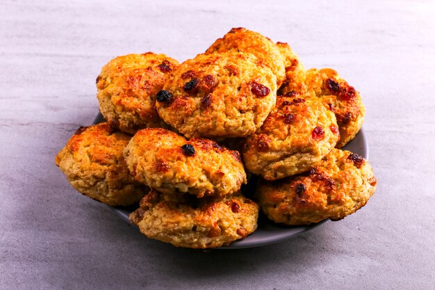 Baked cottage cheese and oatmeal cookies with raisins. healthy nutrition, diet food. | Premium Photo