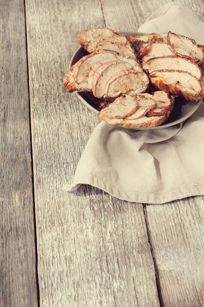 Free photo baked croissants with pears