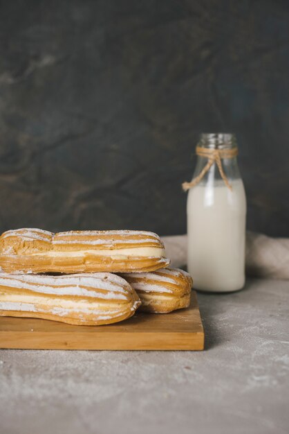 우유 병 나무도 마에 구운 된 eclairs