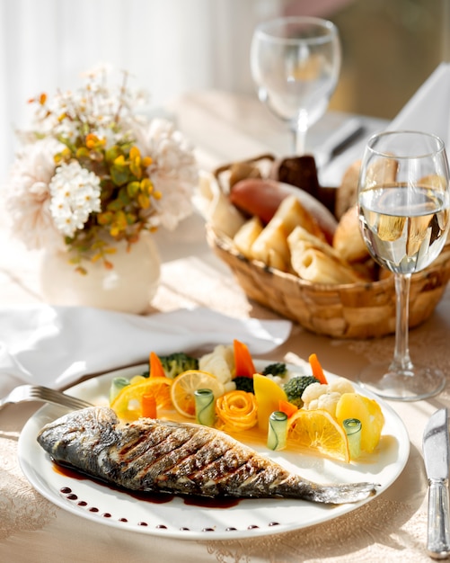 Free photo baked fish with broccoli and cauliflower