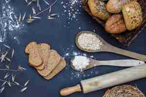 Бесплатное фото Запеченная пища, скалка с ложкой муки и овсом на кухонной столешнице