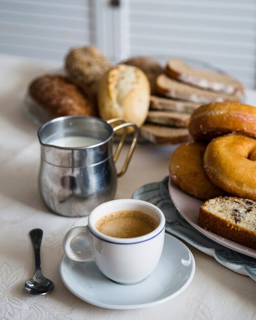 Запеченная пища с чаем и молоком на столе