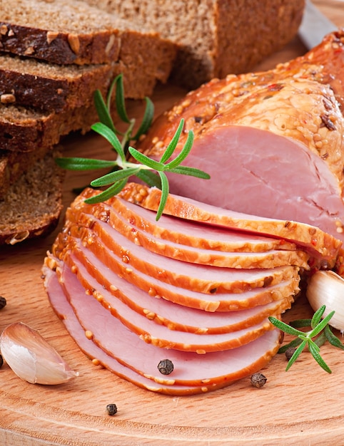 Free photo baked ham with rosemary and rye bread