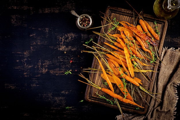 Baked organic carrots with thyme, honey and lemon