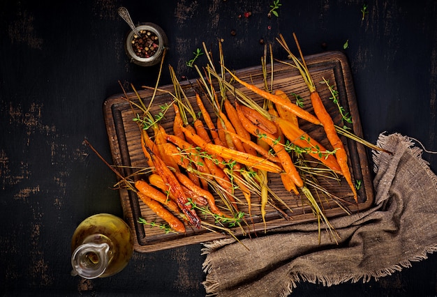 Baked organic carrots with thyme, honey and lemon