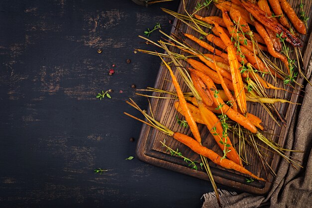 Baked organic carrots with thyme, honey and lemon