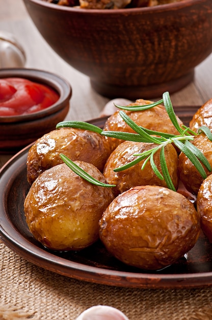 Free photo baked potatoes with rosemary