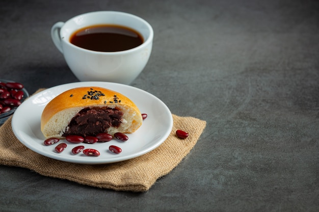 запеченные булочки с пастой из красной фасоли выложить на коричневую ткань, подать к кофе