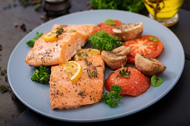 Free photo baked salmon fish fillet with tomatoes, mushrooms and spices. diet menu.