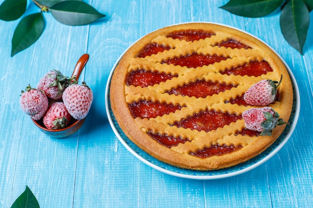 Foto gratuita vista superiore della pasticceria dolce cotta della torta dell'inceppamento di fragola