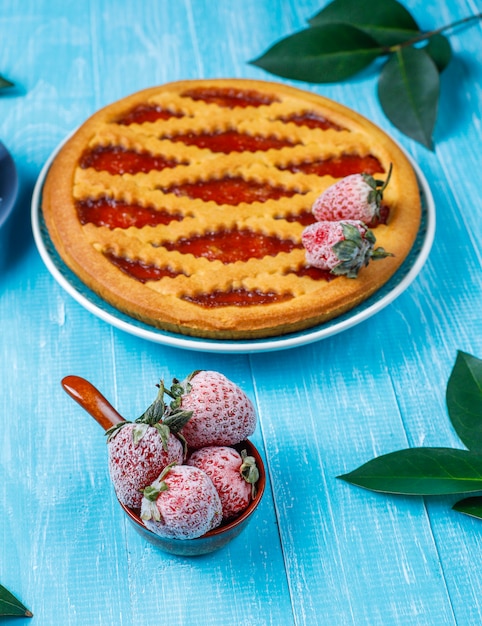 Foto gratuita vista superiore della pasticceria dolce cotta della torta dell'inceppamento di fragola