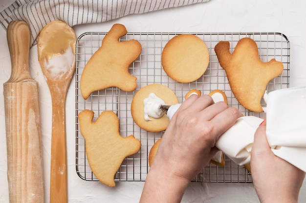 Foto gratuita dolcetti al forno per la festa sul tavolo