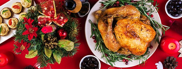 焼き​七面鳥​。​クリスマス​ディナー​。​クリスマス​テーブル​に​は​七面鳥​が​添えられ​、​明るい​見掛け倒し​と​キャンドル​で​飾られています​。​フライドチキン​、​テーブル​。​家族​と​の​夕食​。​上面図
