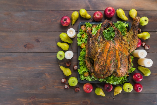 Free photo baked turkey with fruits on table