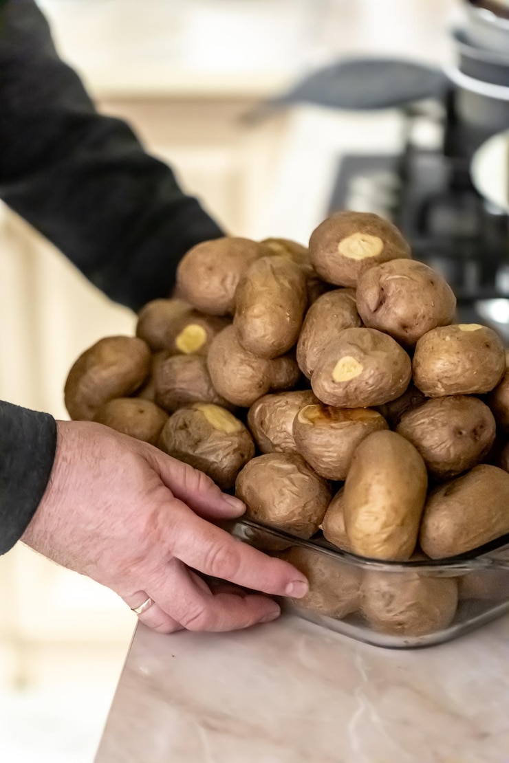 Free Photo baked unpeeled potatoes on a baking sheet