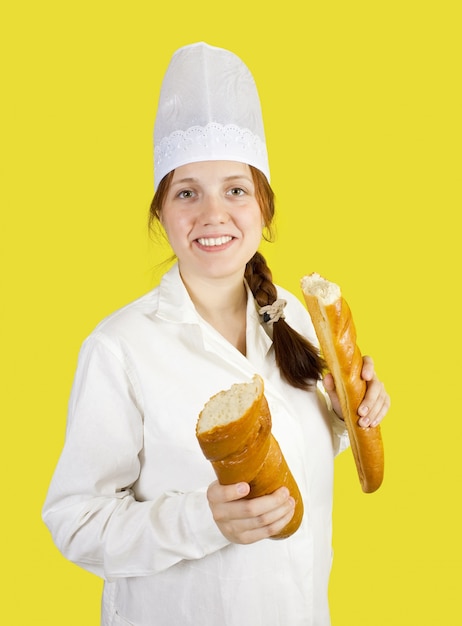 Пекарь показывает французскую длинную дубинку