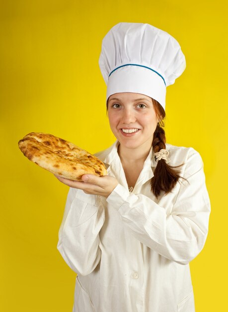 Panettiere con pane fresco