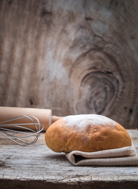 나무 테이블에 빵집 빵입니다.