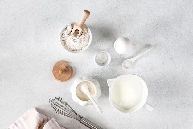 焼き物 卵粉 砂糖 牛乳 白い背景のキッチン道具とコピーするスペース
