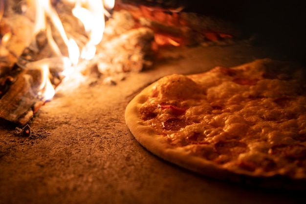 Foto gratuita cottura della pizza nel forno a legna