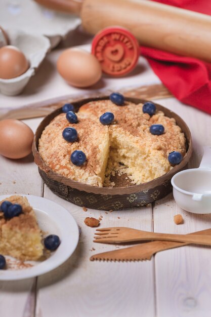 ブルーベリーと甘いケーキを焼く