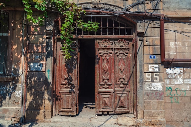 Баку, азербайджан 16 сентября 2019 г. старая деревянная дверь на улицах старого города