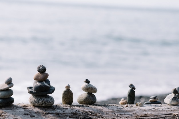 Балансировка камней друг на друга на пляже