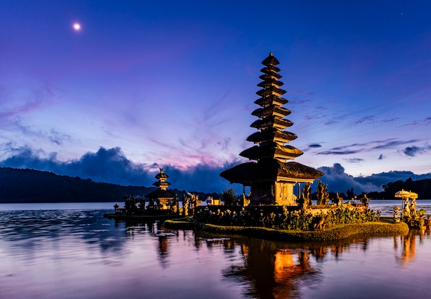 Foto gratuita pagoda di bali ad alba, indonesia
