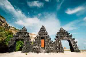 Foto gratuita entrata del cancello del tempio di bali alla spiaggia, indonesia