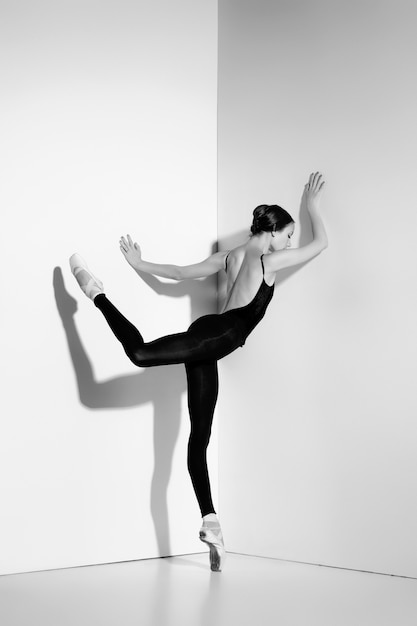 Free photo ballerina in black outfit posing on pointe shoes