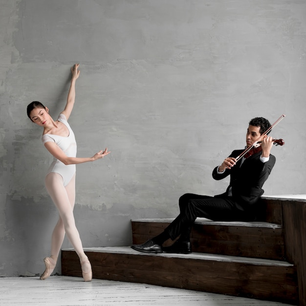 Бесплатное фото Балерина танцует и играет на скрипке музыканта