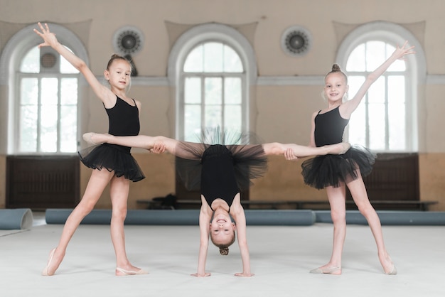 Foto gratuita ragazze della ballerina che allungano nella classe di ballo