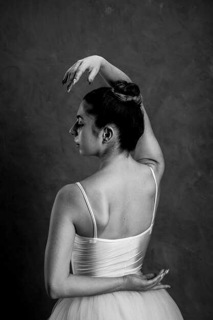 Бесплатное фото Балерина держит руку за спиной