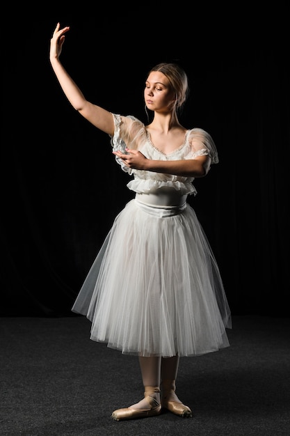 Бесплатное фото Балерина позирует в платье балетной пачки