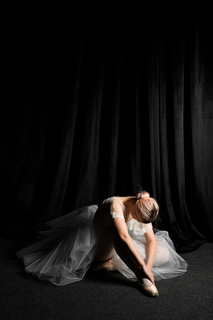 Балерина позирует в пачке платье с копией пространства