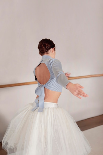 Балерина репетирует в юбке-пачке