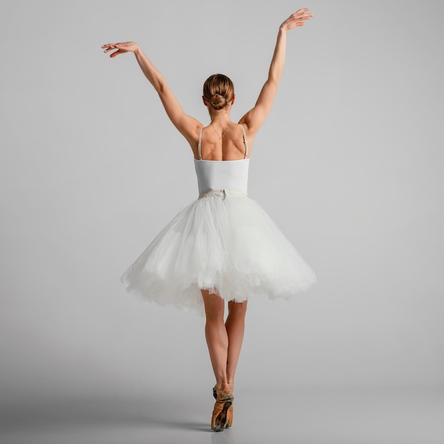 Балерина, стоящая на пуантах, полный кадр
