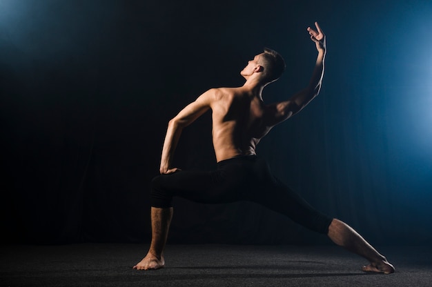 Foto gratuita ballerino che posa in calzamaglia con lo spazio della copia