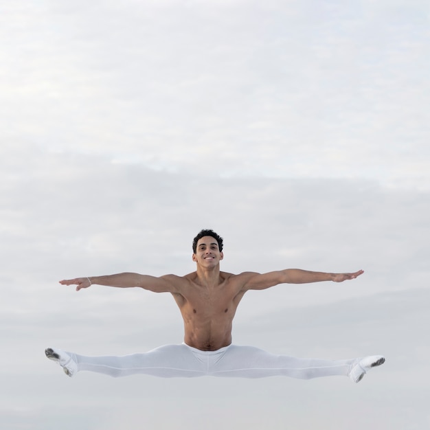 Ballerino di balletto che esegue posa elegante all'aperto