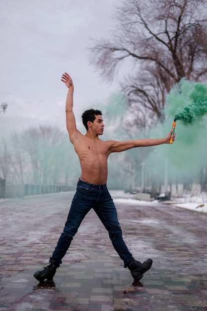 Foto gratuita esecutore di balletto con polvere di colore verde