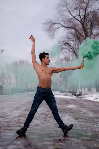Артист балета с пудрой зеленого цвета