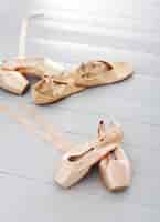 Foto gratuita le scarpe da ballo giacevano da sole sul pavimento